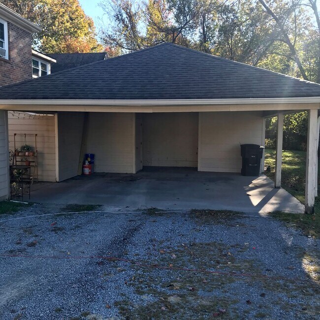 Building Photo - 860 Village Ct