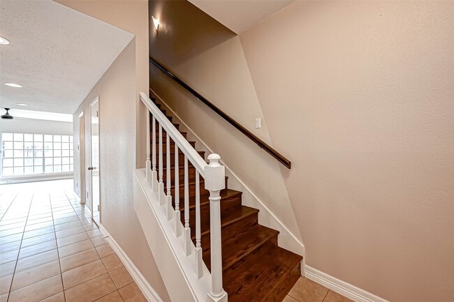 Building Photo - 2232 S Piney Point Rd