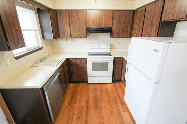 Building Photo - 723 E Broad Ave