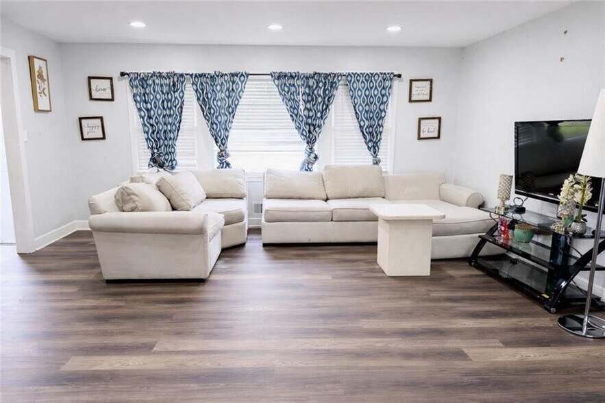 Building Photo - 3749 Pin Oak Cir