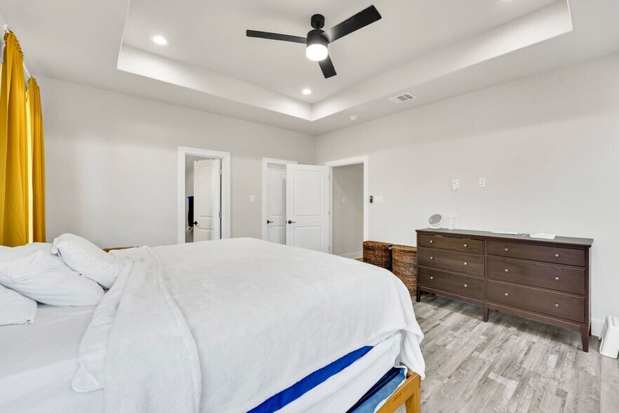 Building Photo - 4621 Collins Ave