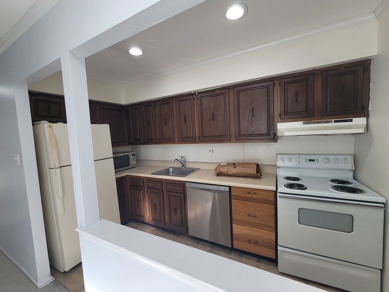 Kitchen: Cooker, microwave, dish washer, refrigerator and lots of cabinets - 637 Spruce St