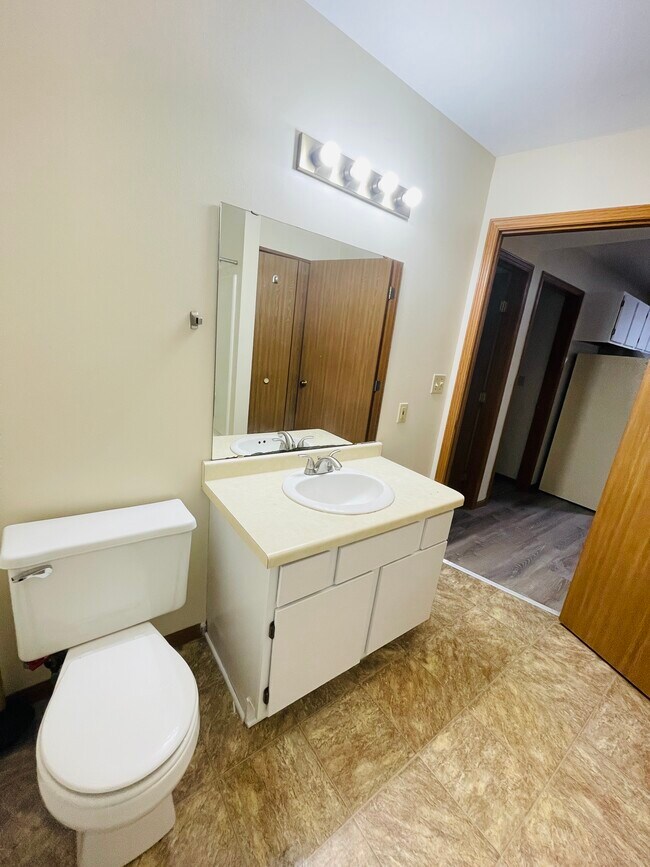 Building Photo - 1012 Riverbend Dr