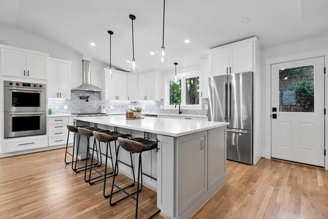 Building Photo - "Luxurious 6-Bed, 6-Bath Arlington Retreat...