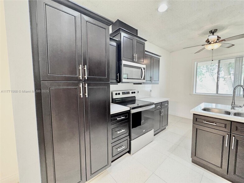 Building Photo - 16320 Malibu Dr
