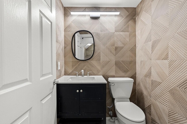 Building Photo - 672 Fern St