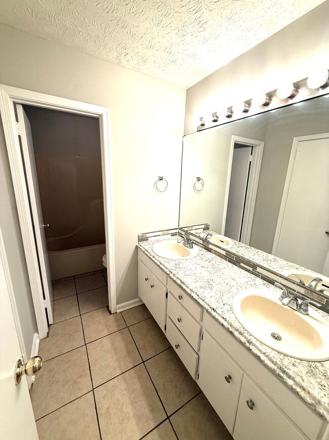Building Photo - ** Great 3 bed 2 bath ** Perry Hill Road! ...