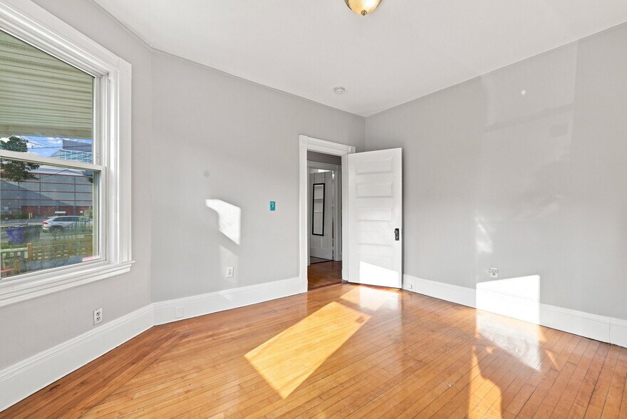 Building Photo - 147 Murdock St