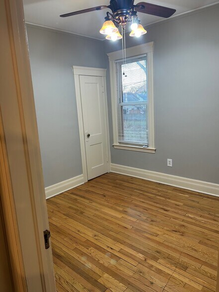 Bedroom #2 - 1075 Lakepointe St