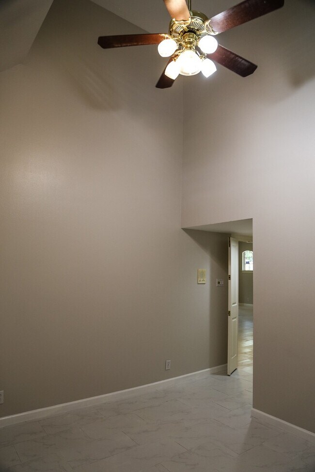 Building Photo - LINCOLN HEIGHTS 3-BEDROOM