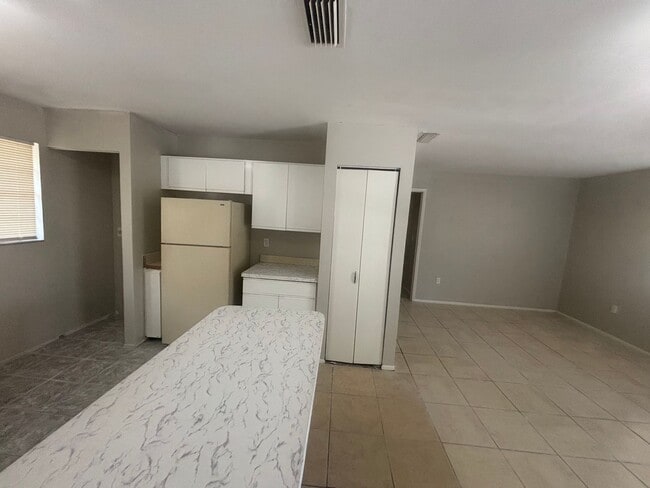 Building Photo - 929 33rd Ave W