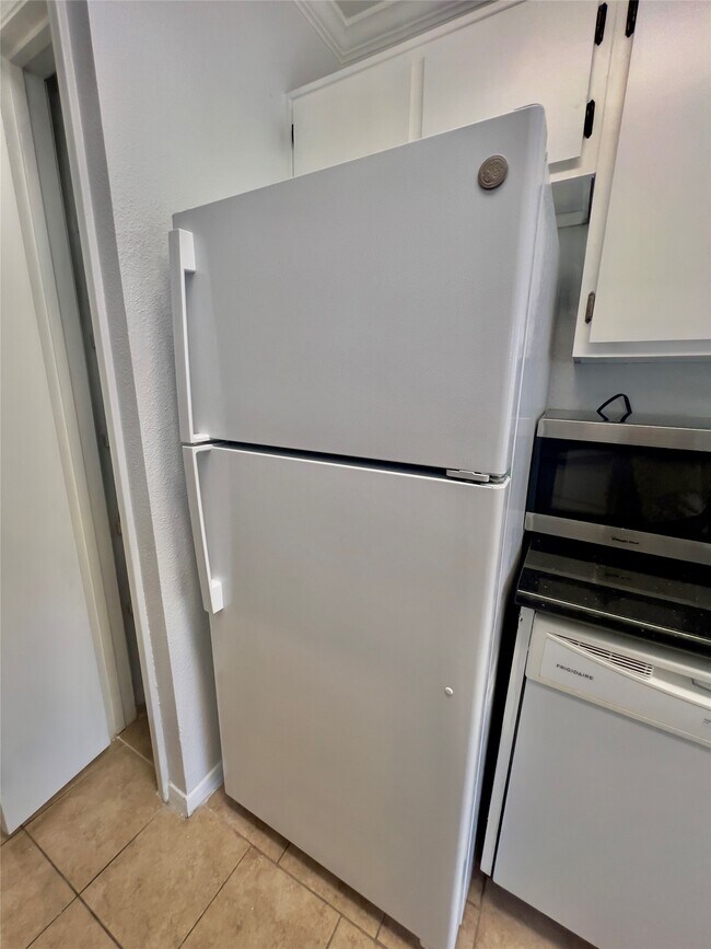 Building Photo - 2750 Holly Hall St