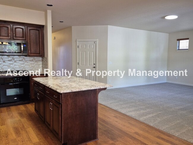 Building Photo - Available Immediately Minutes to Orenco Sh...