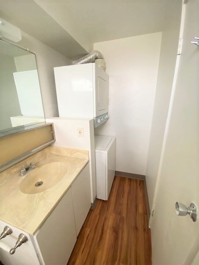 Building Photo - Studio unit at Century Park Plaza