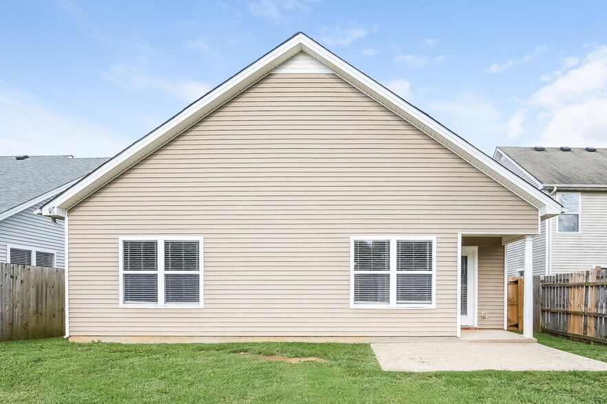 Building Photo - 1632 Beaconcrest Cir