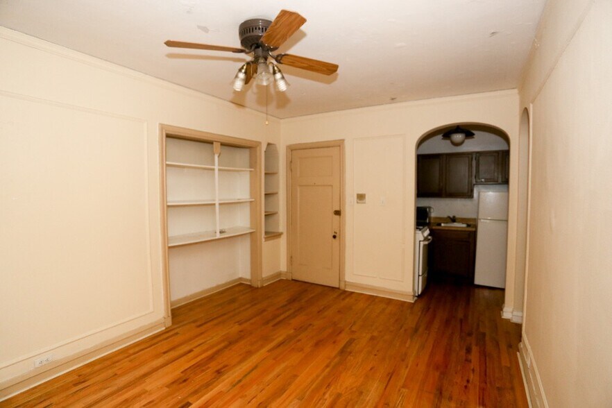 Building Photo - 823 W Wolfram St