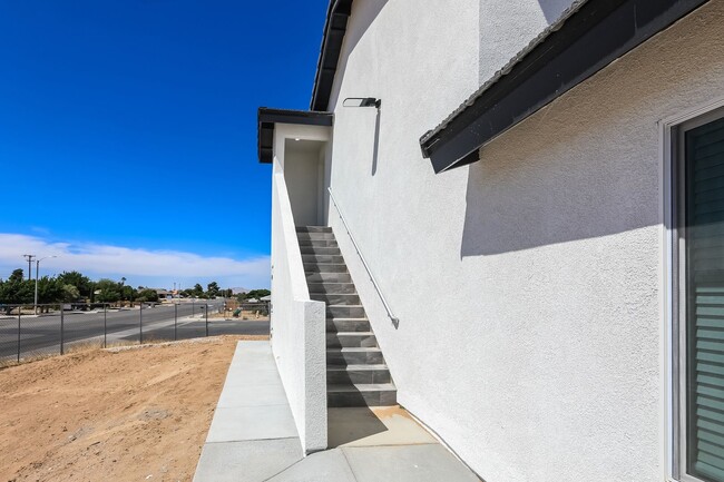 Building Photo - 16001 Live Oak St
