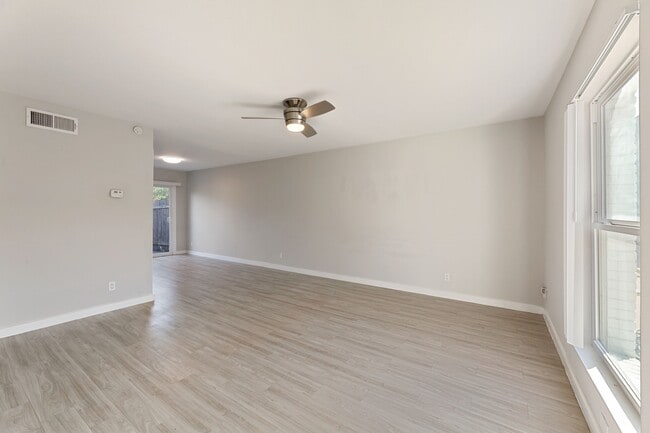 Building Photo - 5005 Manor Rd