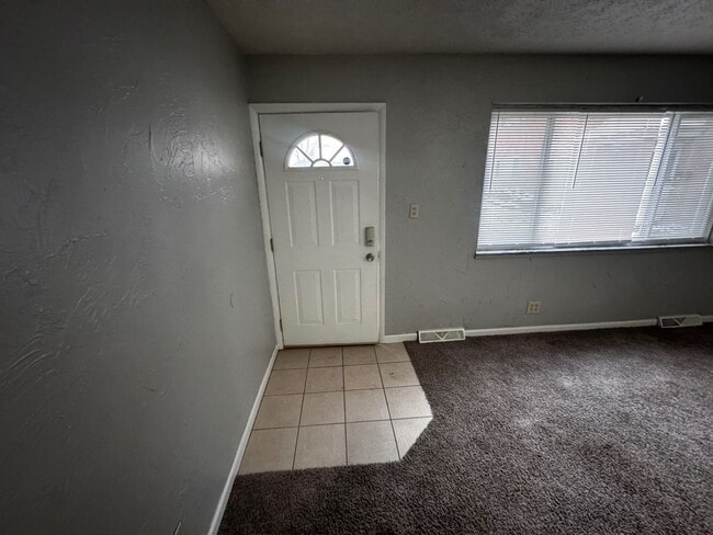 Building Photo - Charming 2-Bedroom Property in Prime Location