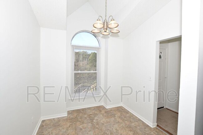 Building Photo - 525 E Lake Cir