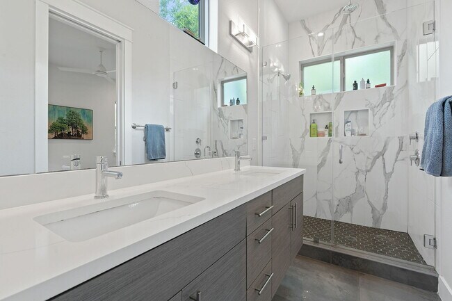 Building Photo - 2711 Willow St