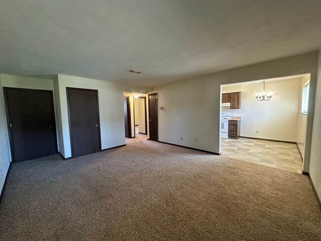 Building Photo - 2 Bedroom/1 Bath Apartment For Rent