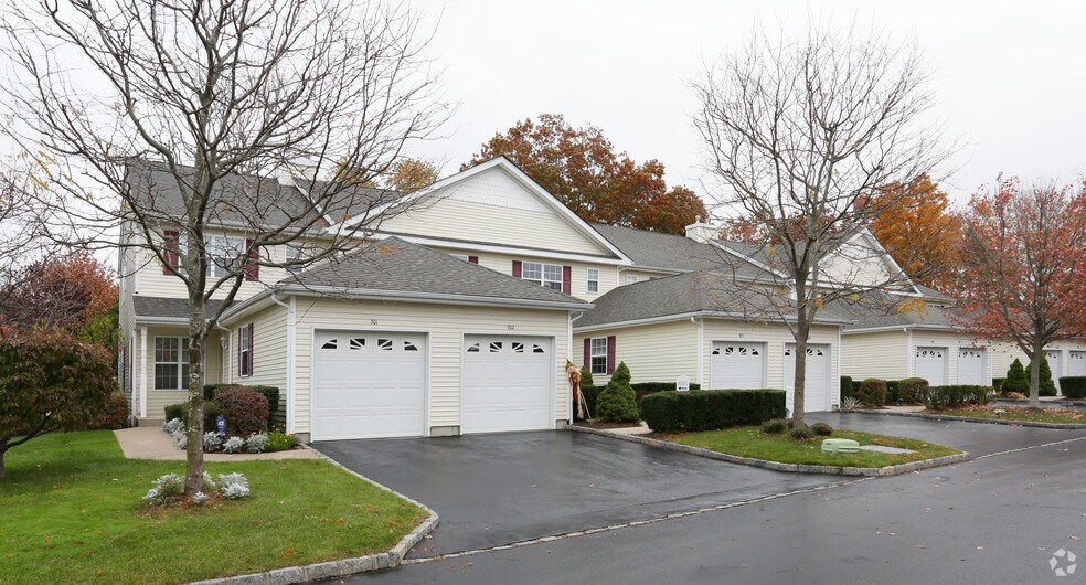 Saddle Cove Townhomes Bohemia, NY Apartment Finder