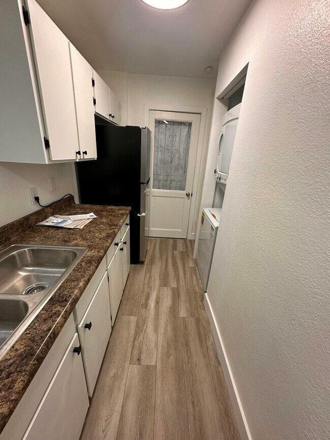 Building Photo - 934 1/2 Simmons Avenue, Unit 934 1/2