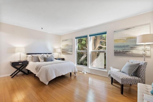 Building Photo - Updated Condo Steps from Lake Merritt with Parking and Utilities Included