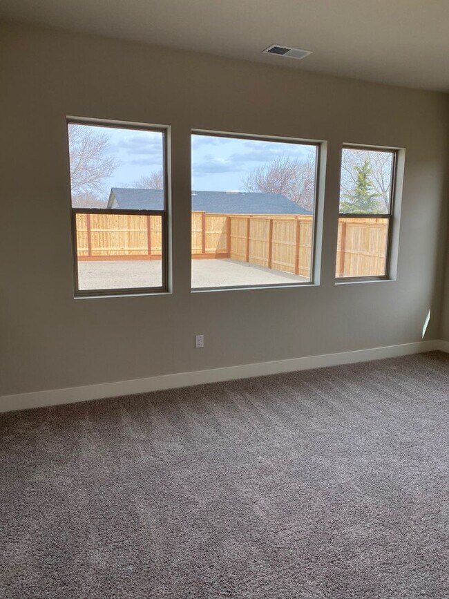 Building Photo - $2495 - MODERN - LARGE YARD - GRANITE - ST...