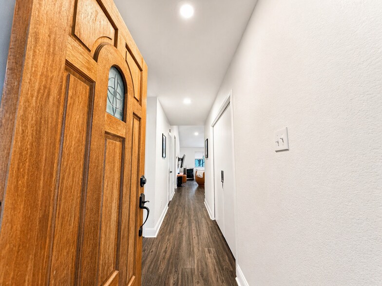 Building Photo - 3840 Horizon Dr