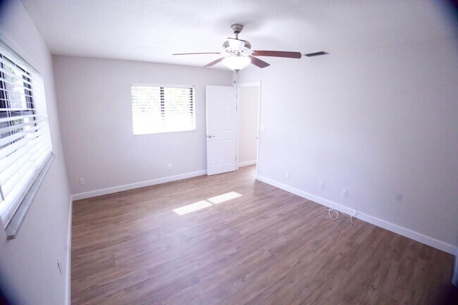 Building Photo - 700 N Perry Ave