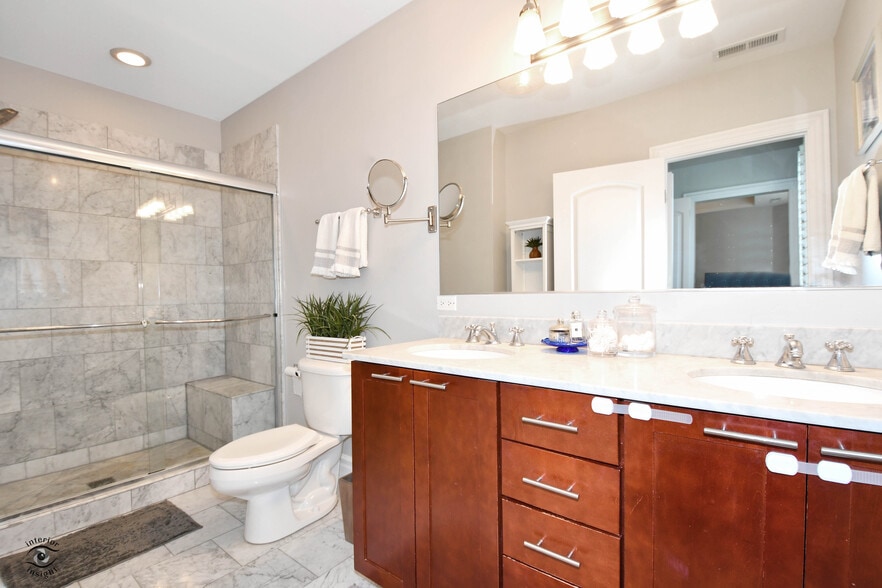 Master bath - 211 W Saint Paul Ave