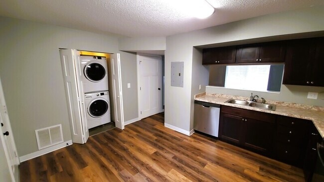 Building Photo - 422 N 18th Ave