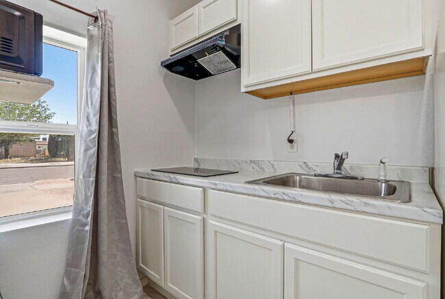 Building Photo - 3 bed 2 bath house with a studio