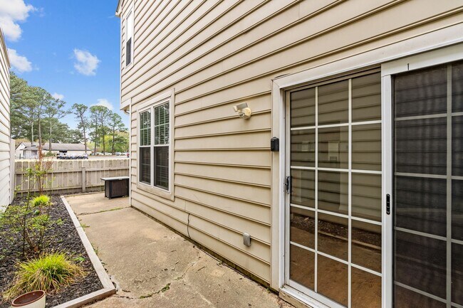 Building Photo - Stunning 2-bed condo in Virginia Beach