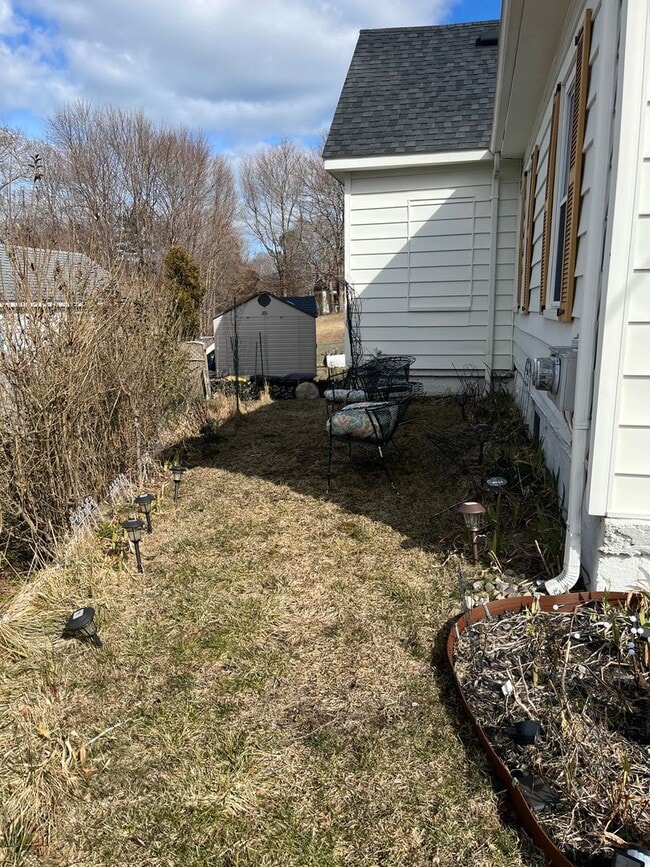 Building Photo - Sunny, Clean, Quiet 2 bedroom 1 bath 2nd floor apartment
