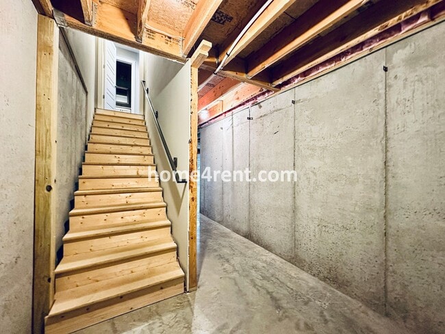 Building Photo - Stunning, Maintenance Free Townhome in Desoto w/ an Elegant Kitchen and Wood Floors Throughout!