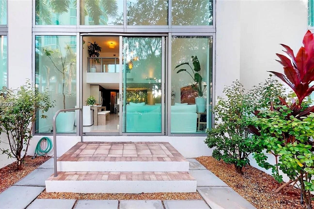 Building Photo - 6000 Collins Ave