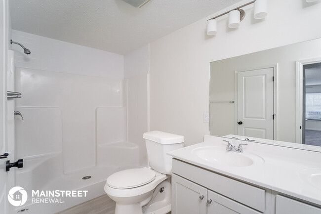 Building Photo - Town Home Available For Immediate Move In!