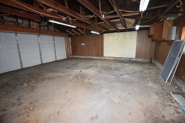 Building Photo - 2-3 bedroom Home in Greenfield with Garage.