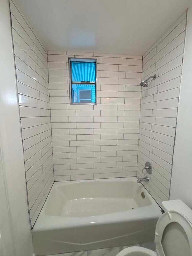 Building Photo - 915 Broadway St