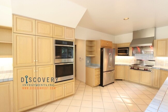 Building Photo - Traditional Six Bedroom Home with Exceptional SF Bay Views with In Law Unit