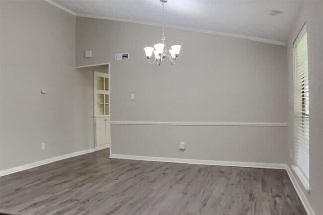 Building Photo - 2102 Turtle Creek Dr