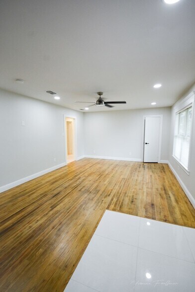 Building Photo - 722 E Strong Pkwy