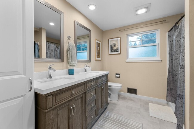 Building Photo - University Place 4 Bed/3 Bath