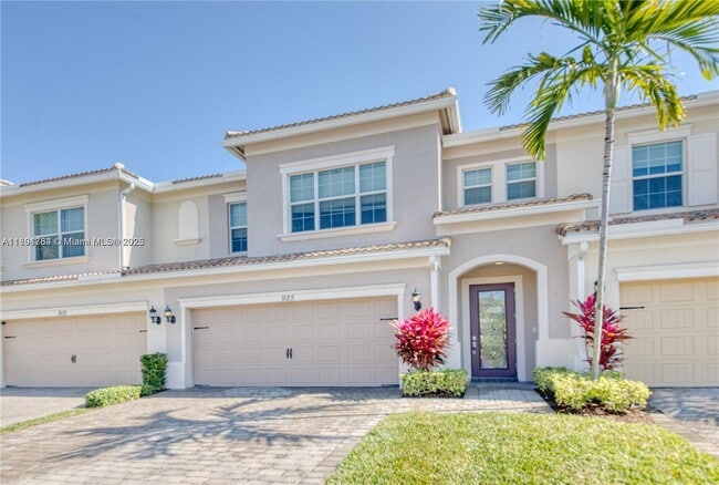 Primary Photo - 925 Banyan Dr