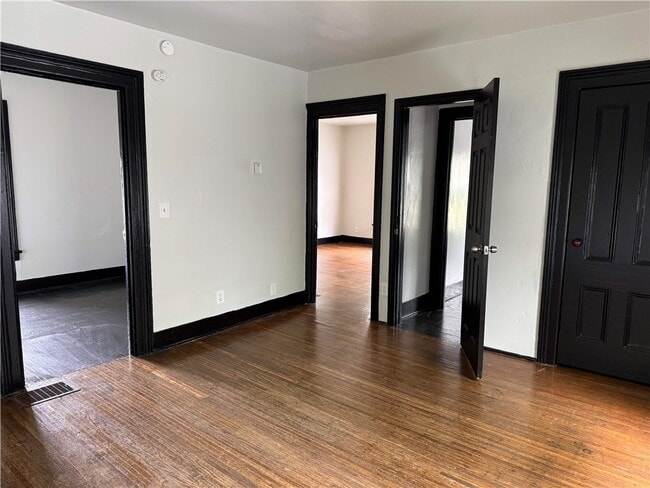 Building Photo - 865-869-869 Clifford Ave
