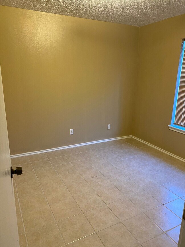 Building Photo - 811 E Stonegate Dr