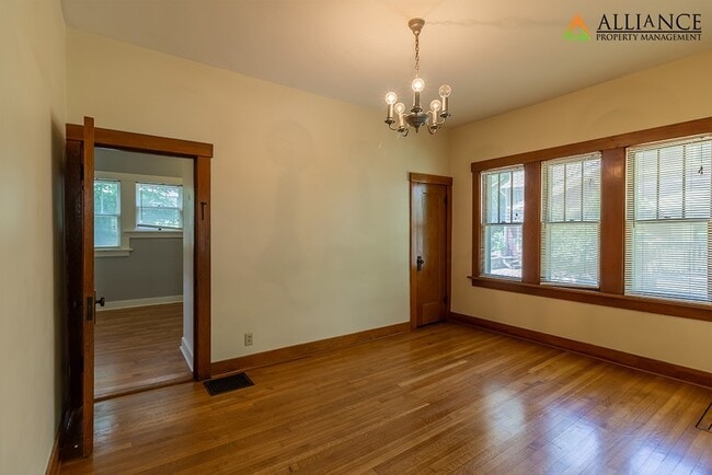 Building Photo - Gorgeous Home!!